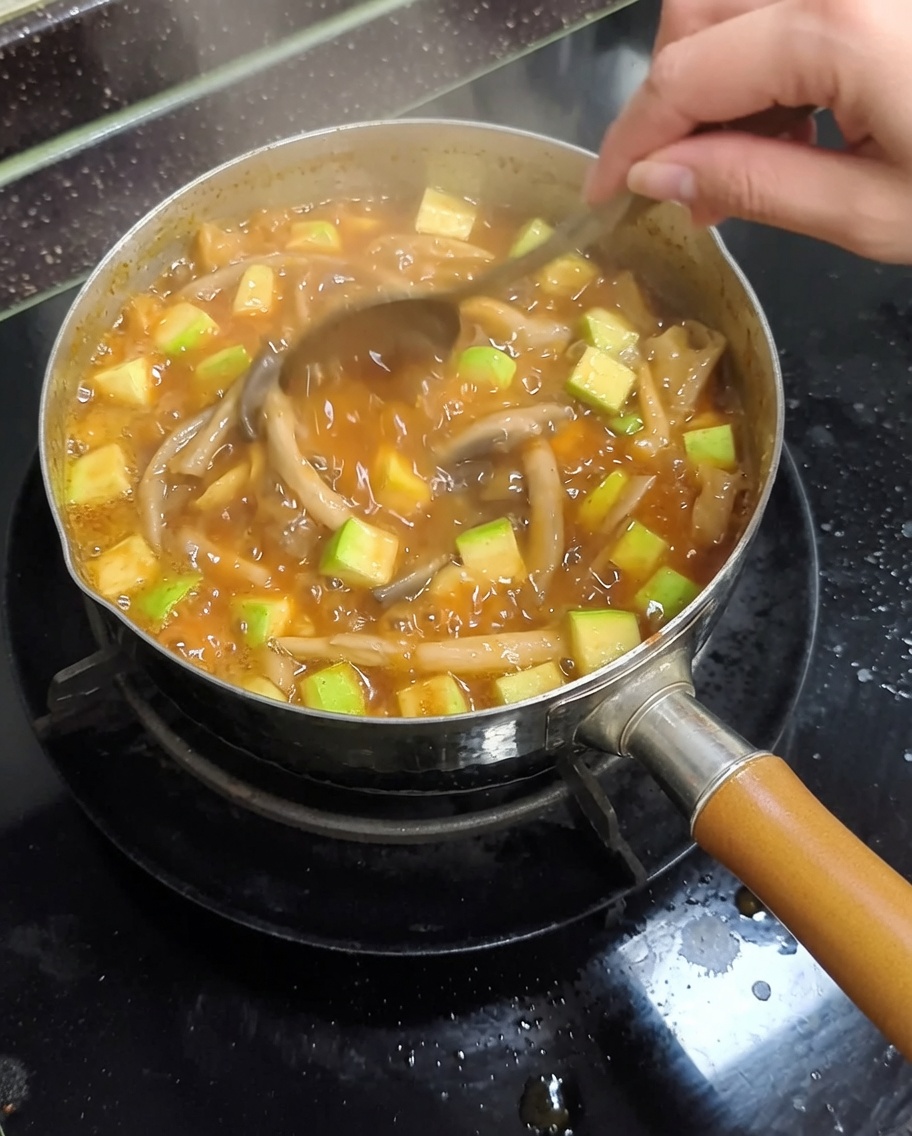 グツグツ煮えているチゲ