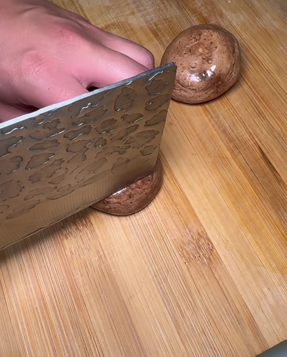 スライスされた生のしいたけ。