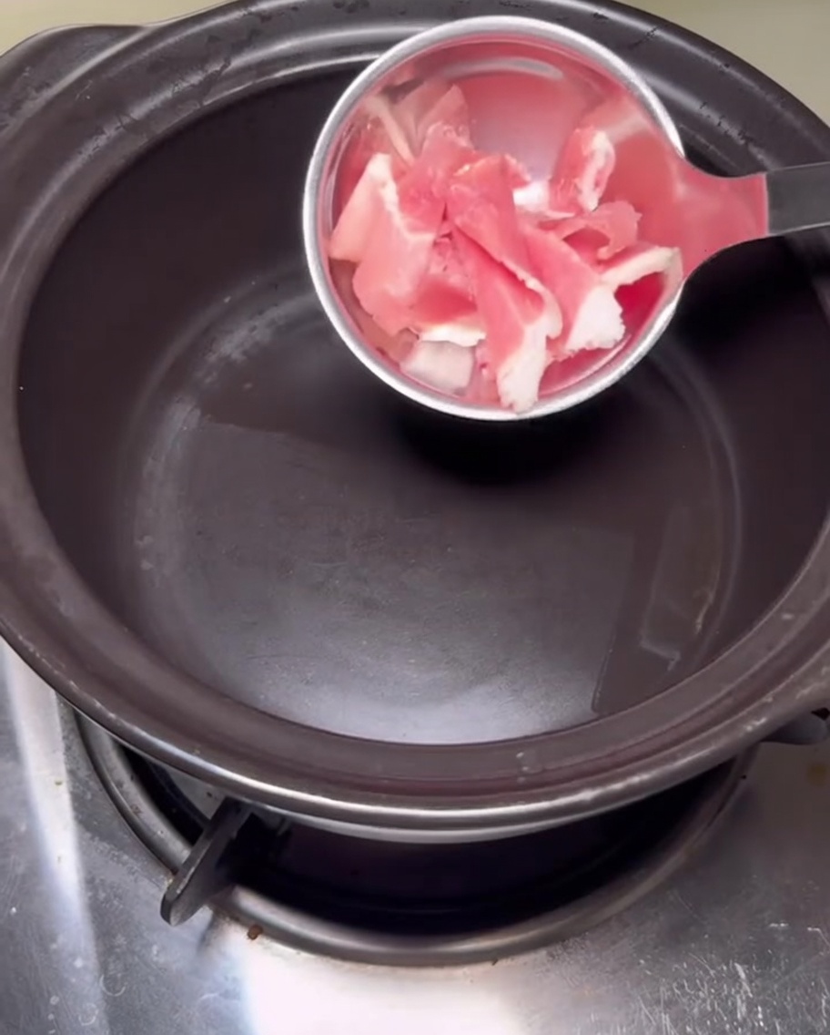 熱い石鍋で焼かれている豚バラ肉。