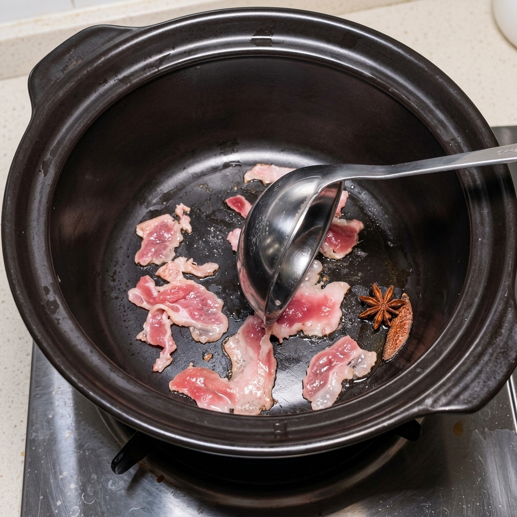 石鍋で軽く焼き色がつくまで炒められた豚肉。