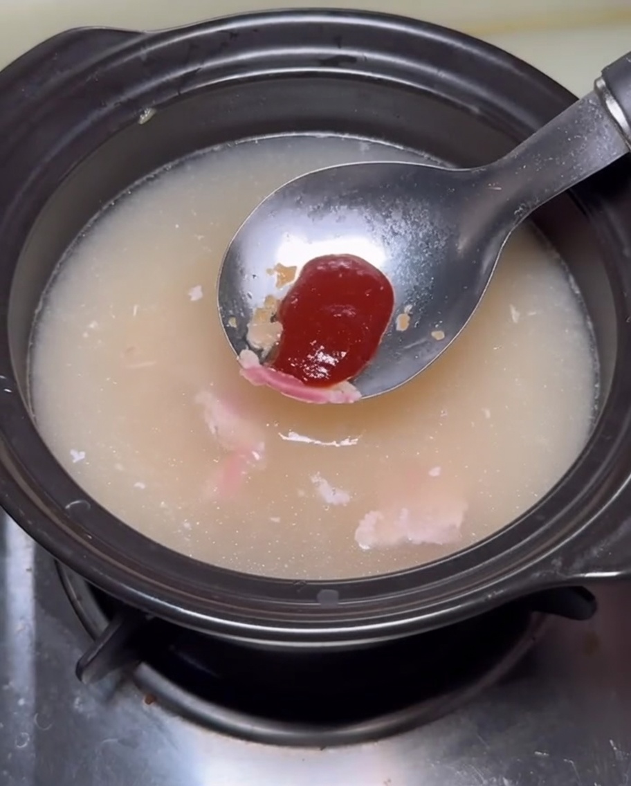 スープにソースを加える様子。