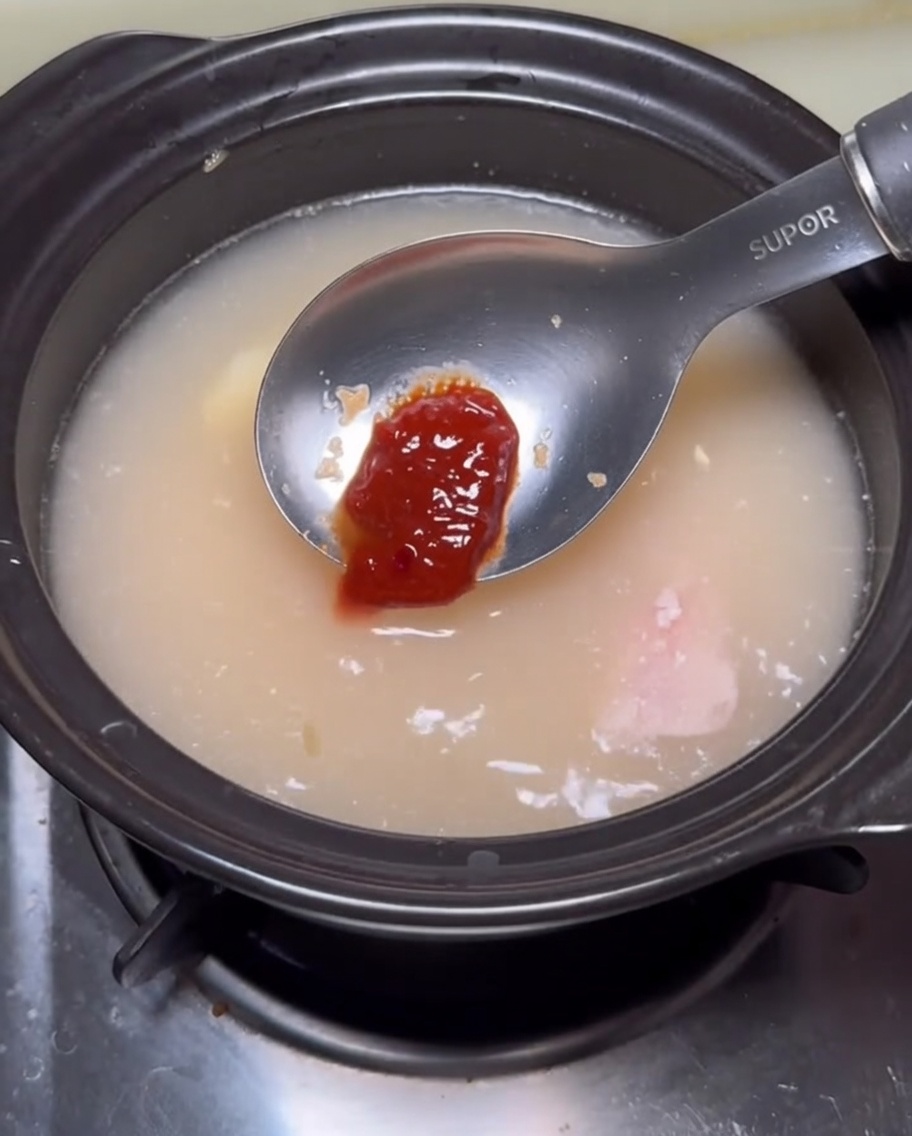 スープにもやしを加える様子。