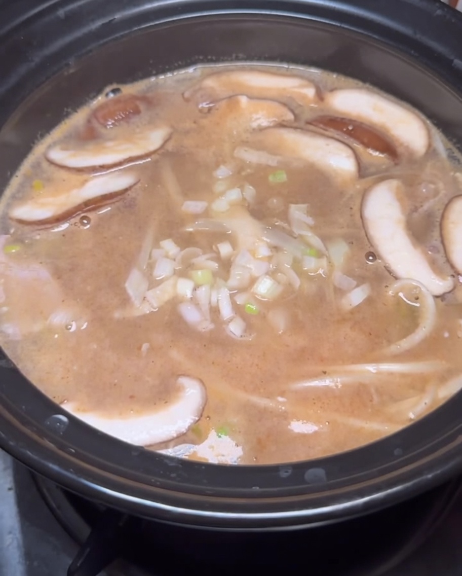 粉唐辛子や牛肉だしの素を加える様子。