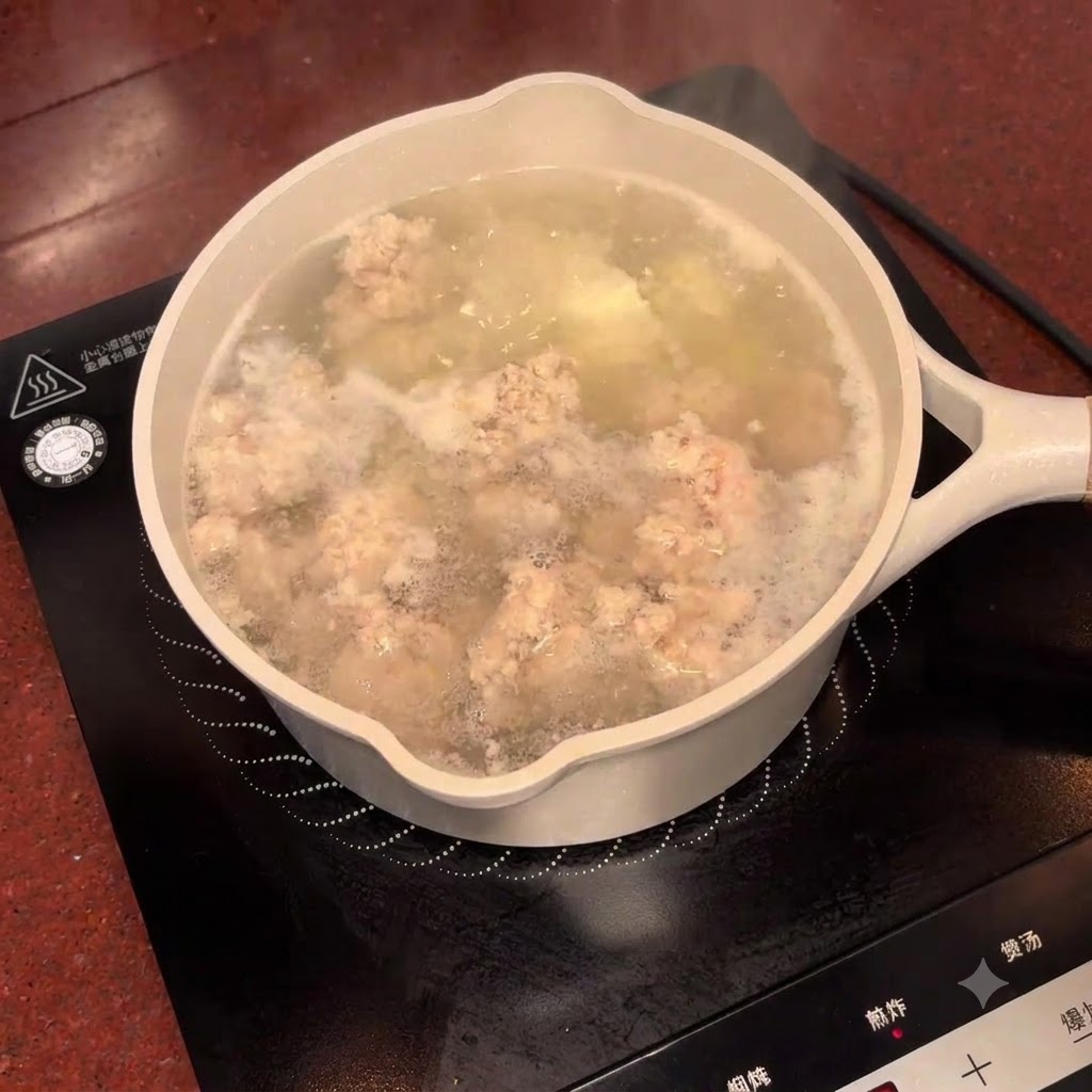 小さな器から沸騰したスープの鍋に梅干しの汁が注がれている様子。