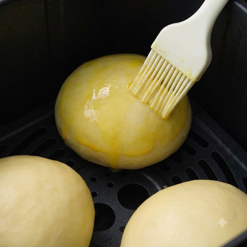 成形されたバンズのトップに白ごまが振りかけられている様子。