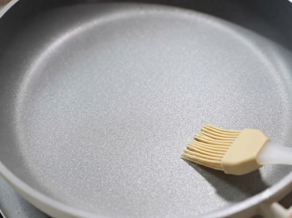 フッ素樹脂加工のフライパンに、油を薄く塗っている様子