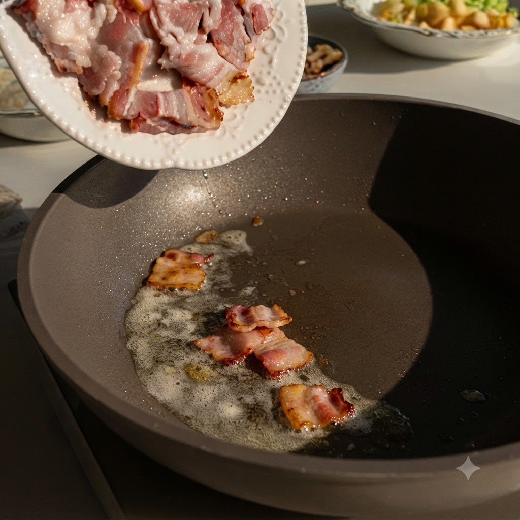熱したフライパンでカリカリに焼き色がつきながらジューシーに炒められているベーコンの細切れ。