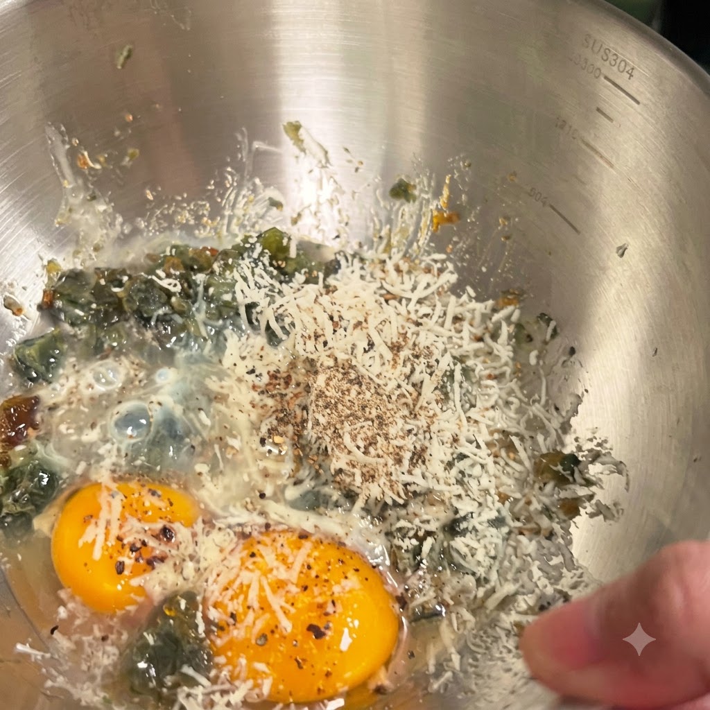 お玉を使って熱湯を卵とチーズの入った金属ボウルに注いでいる様子