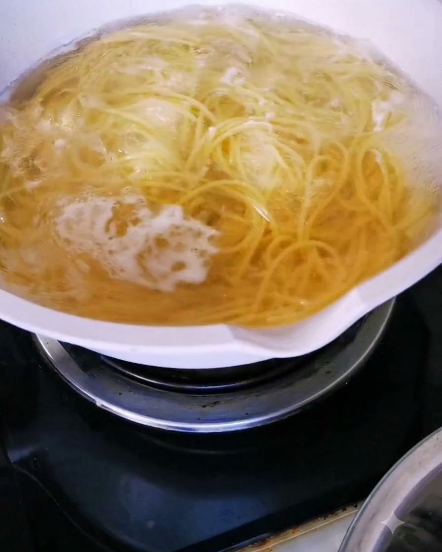 熱湯の入った鍋の中でスパゲッティが茹でられている様子。
