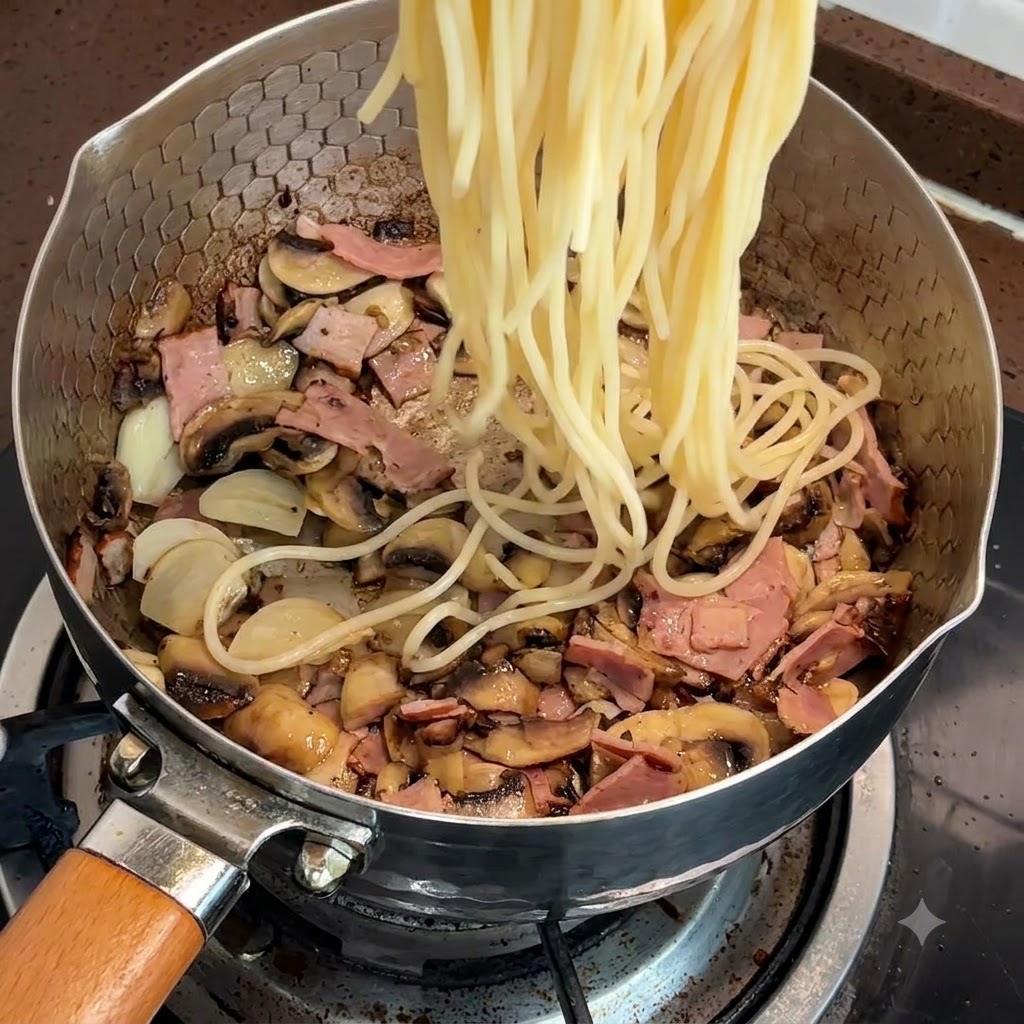 茹で上がったスパゲッティの麺を、ベーコンときのこの入ったフライパンに加えている様子