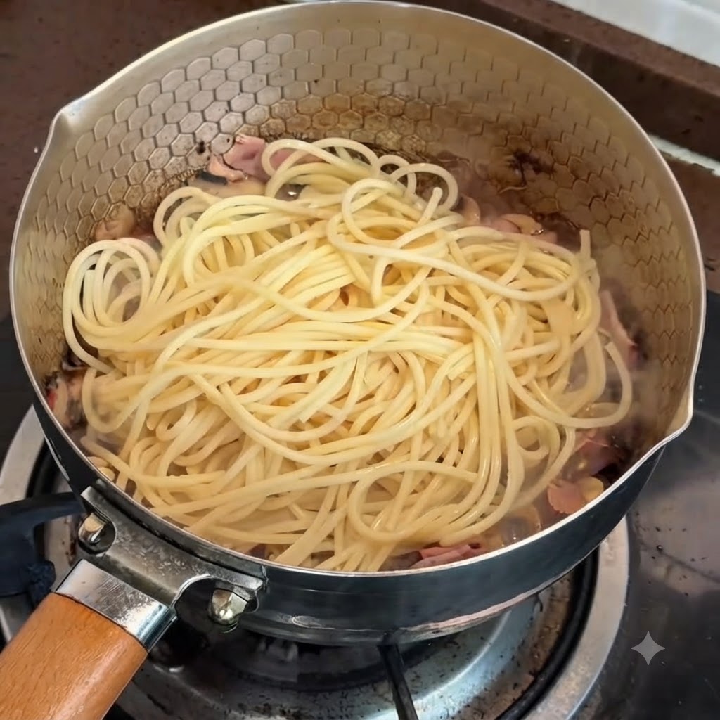 トリュフと卵黄のソースを加える直前の、フライパンに入ったパスタ