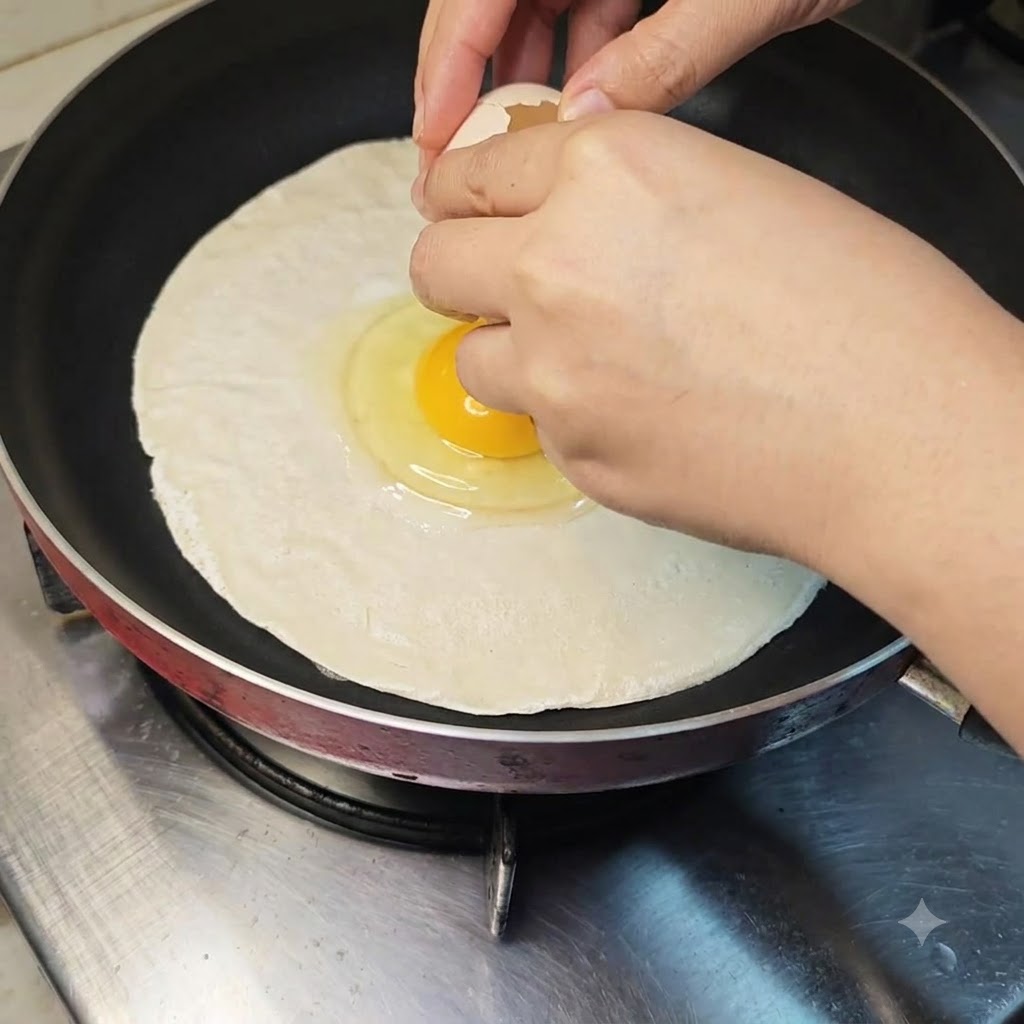 フライパンの中の焼いていないネギパイの中央に直接割られた卵。