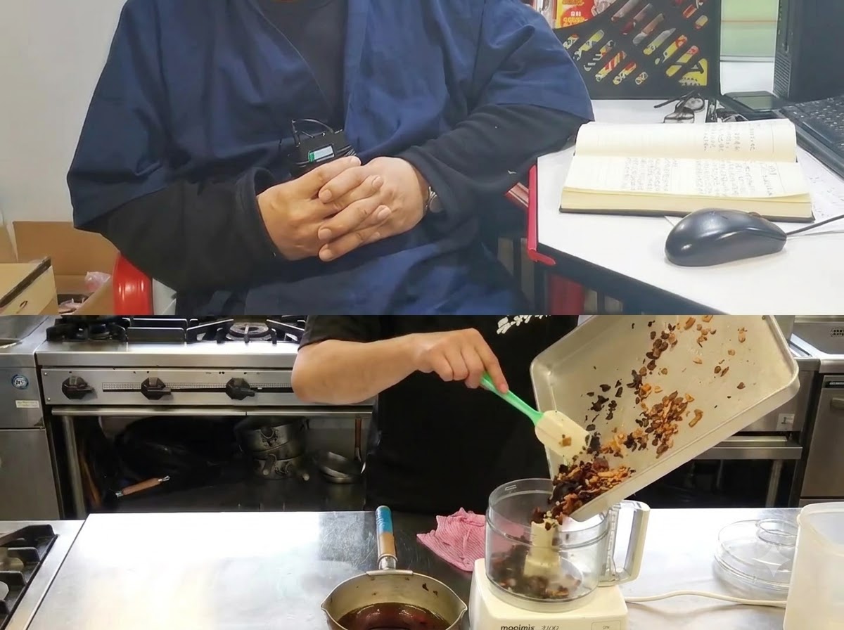 冷ました油と様々な段階の揚げニンニクのスライスを、フードプロセッサーのグラインダーに流し込んでいるトレイ。