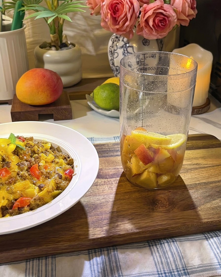 背の高いグラスの中で、マドラーを使ってフルーツの材料をしっかりと潰しているところ。