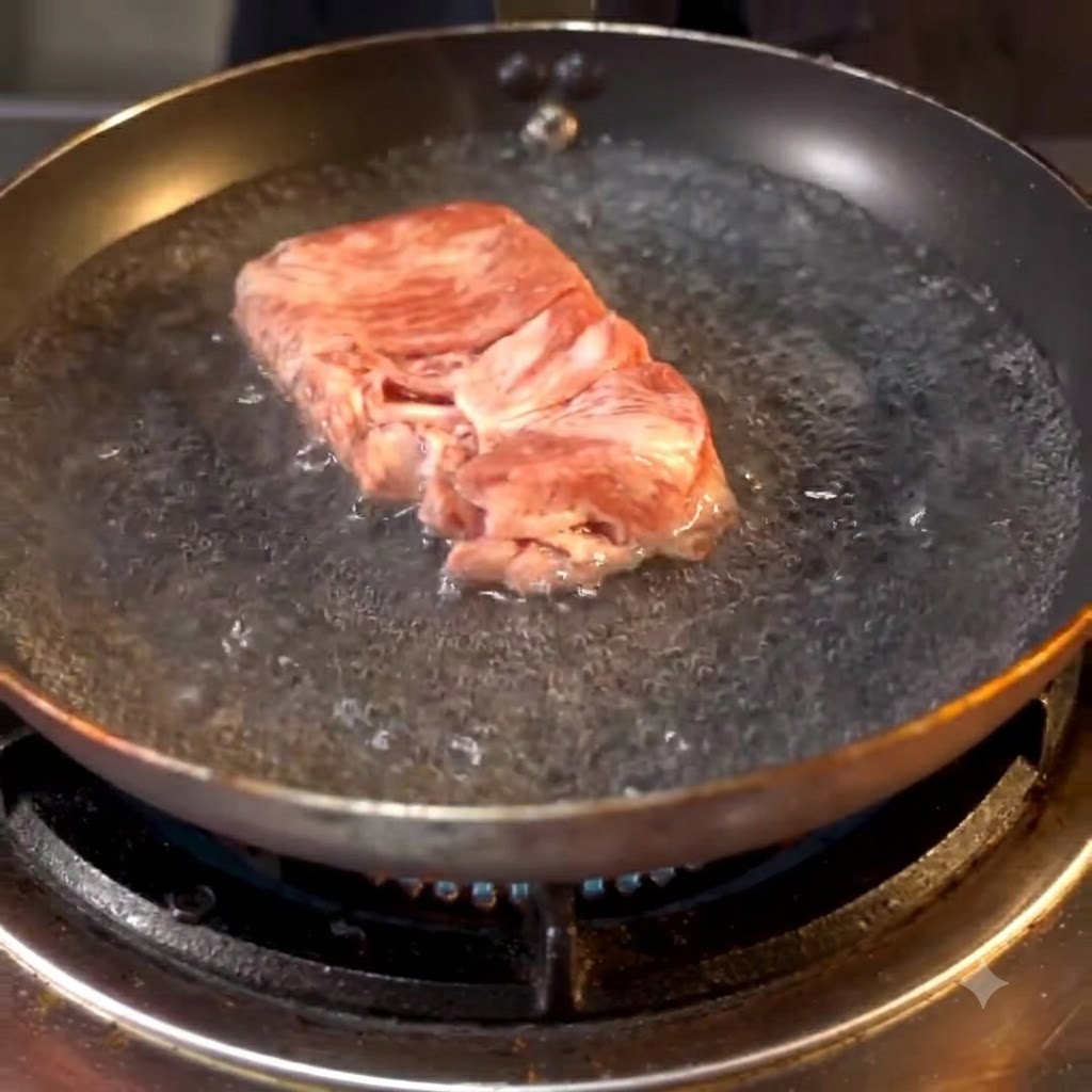 コンロの上の熱湯が入った鍋で茹でられる牛肉ロール。
