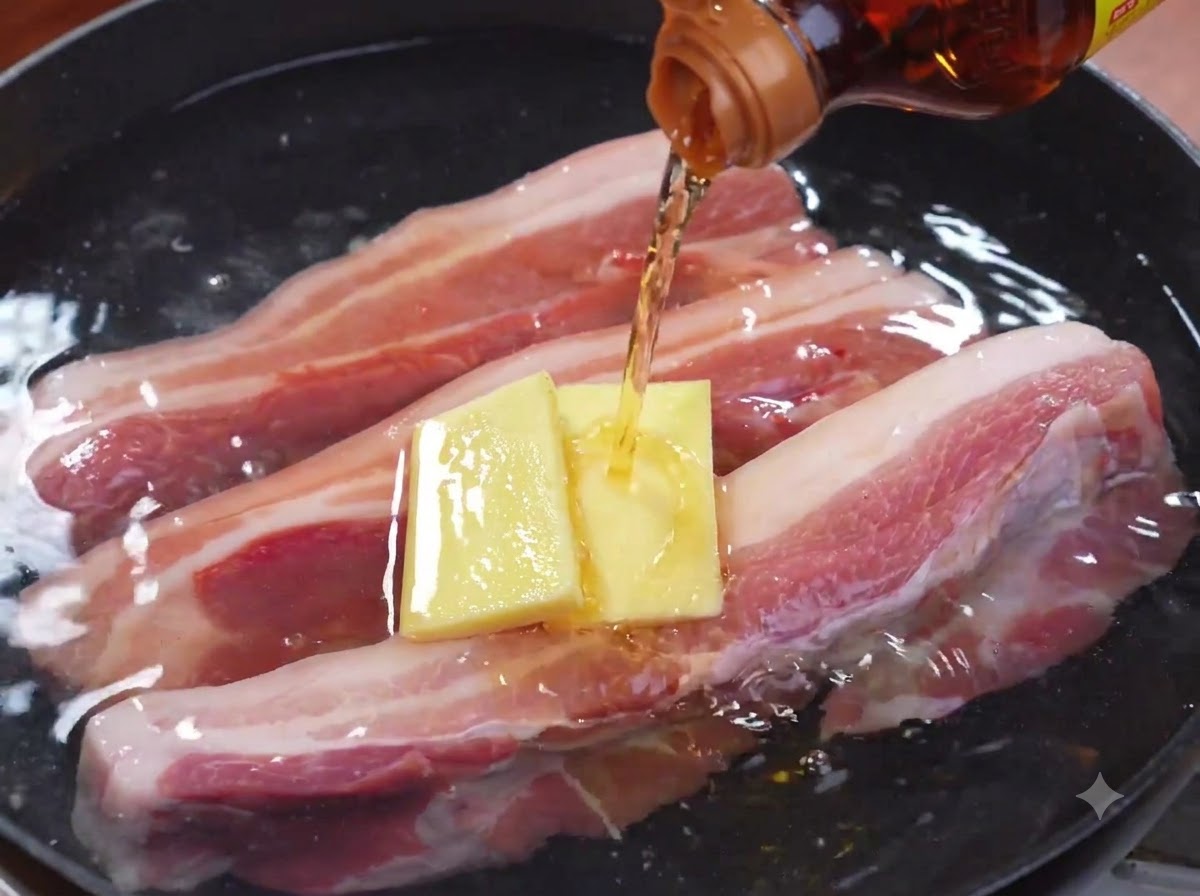 トングで鍋から取り出される茹でた豚バラ肉