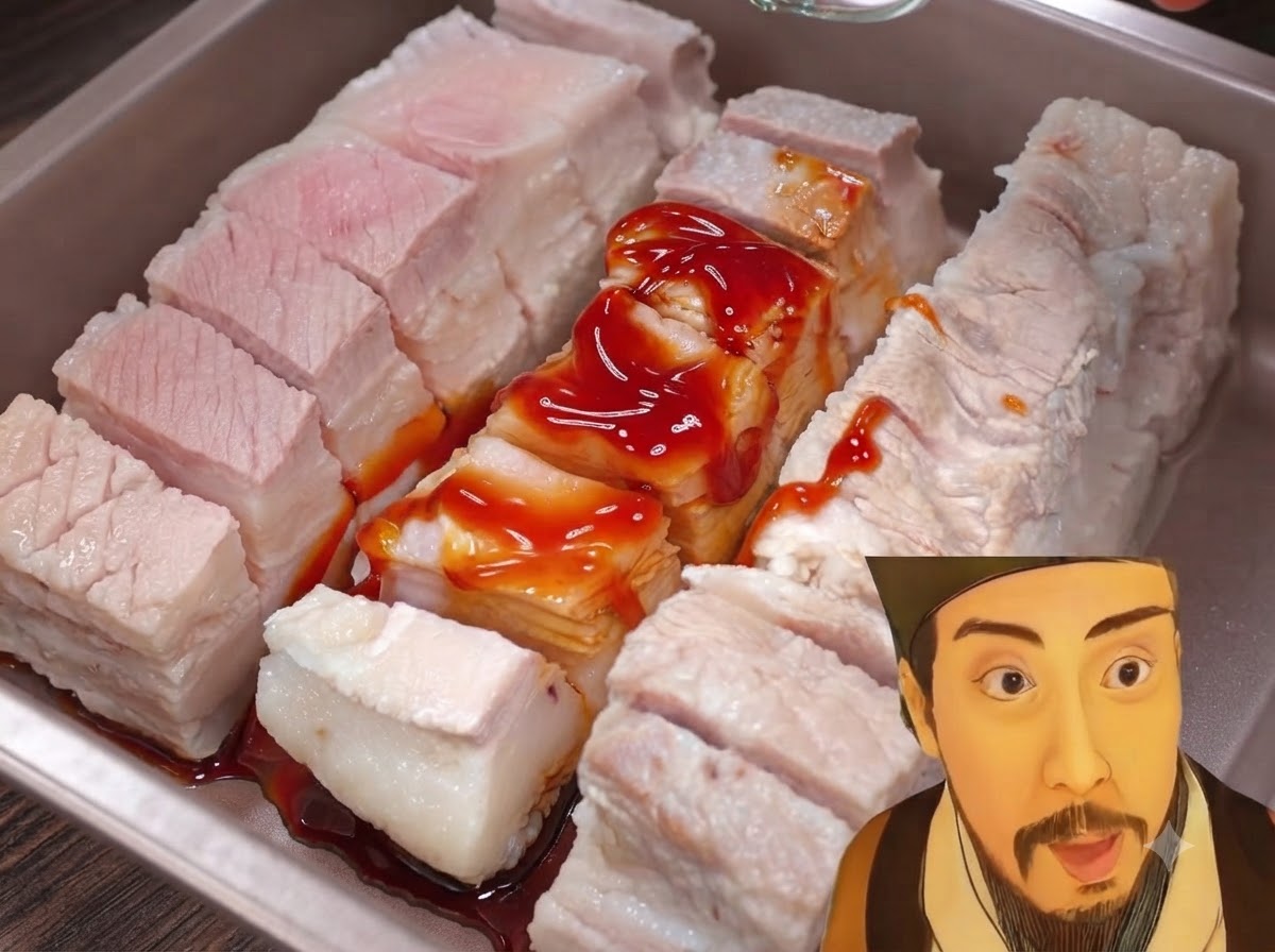 トレイの中の豚バラ肉に粉末調味料を振りかける様子