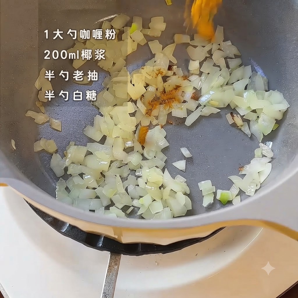 黄色い調理鍋の中の炒めた玉ねぎの上に、カレーパウダーや調味料が振りかけられているところ。