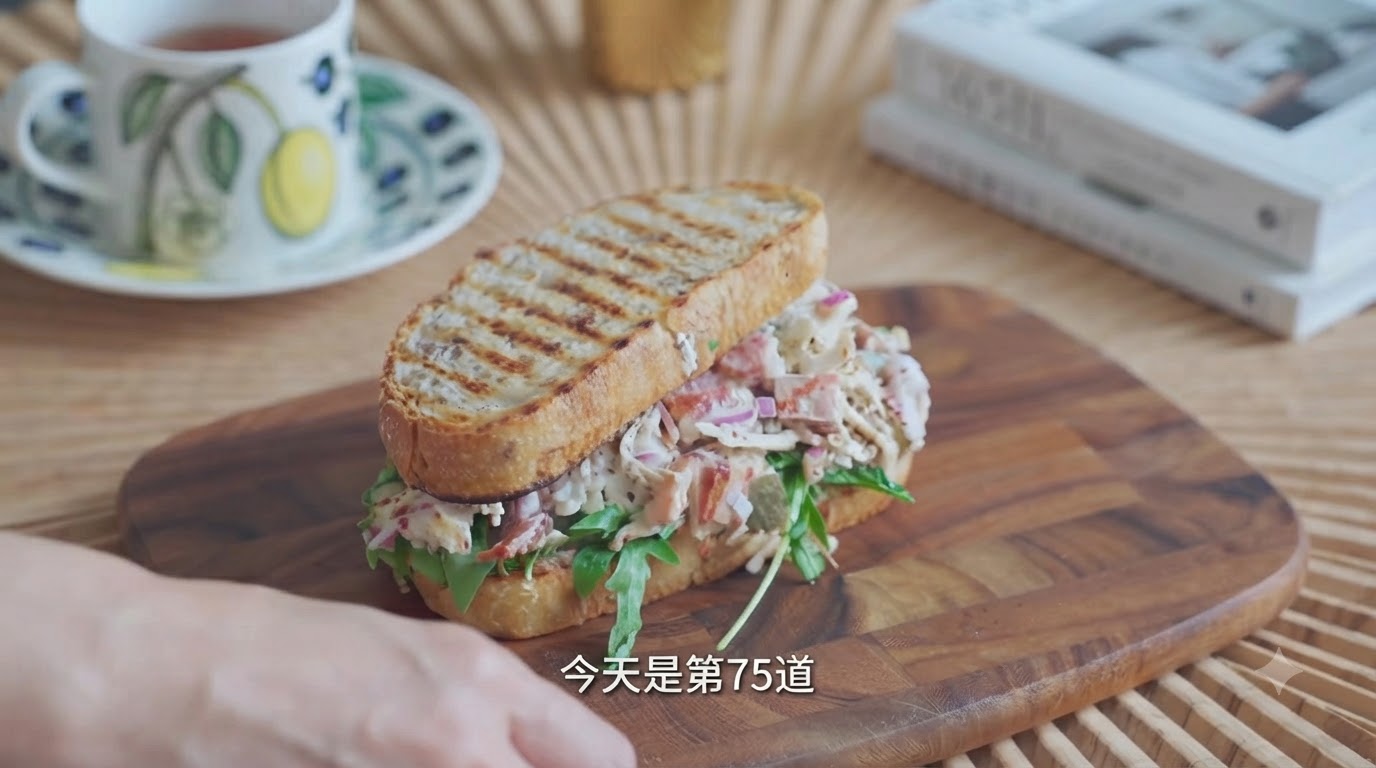ほぐし鶏むね肉のサラダサワードウサンドイッチ