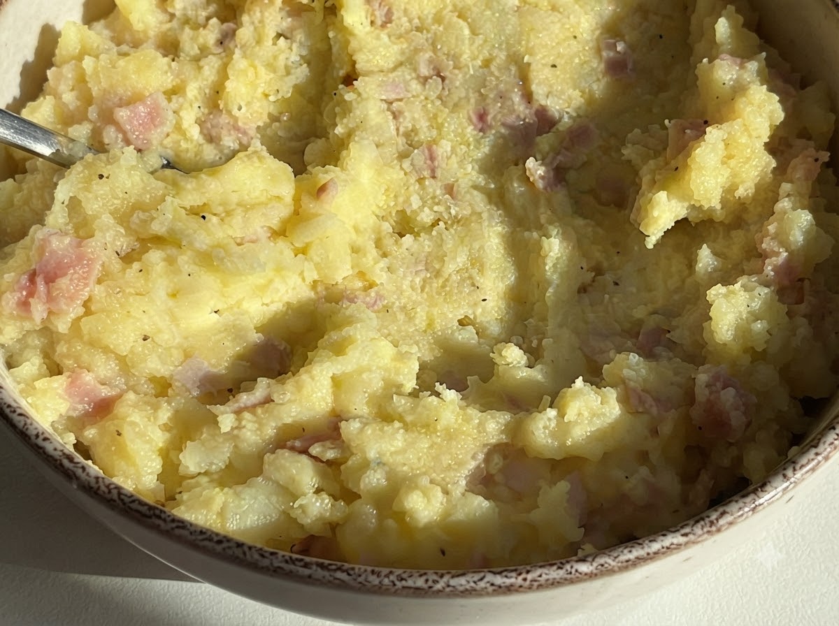詰める準備ができた、ポテトとハムの混合物が入ったボウル。