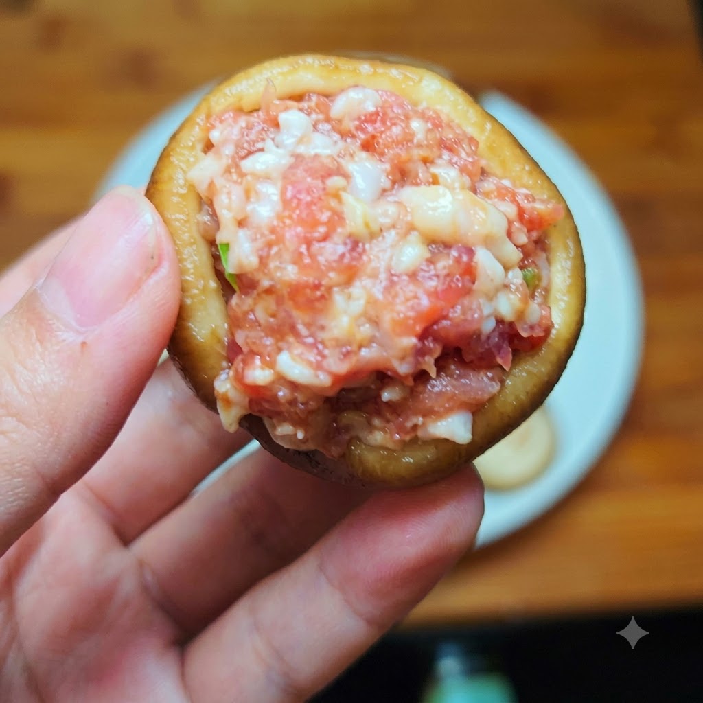 しいたけの裏側に味付けした肉ダネをしっかりと詰めた様子
