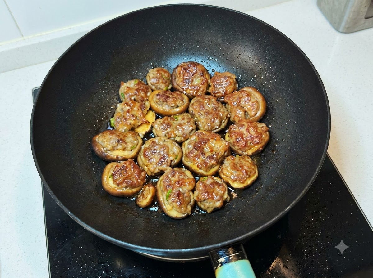 フライパンのしいたけに合わせ調味料をかけている様子