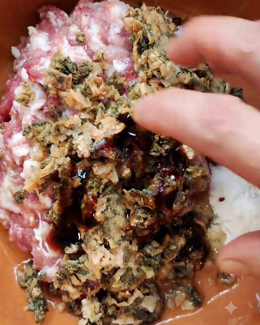 茶色いボウルの中で、みじん切りの豚肉、ザーサイ、調味料を手で混ぜ合わせている様子。