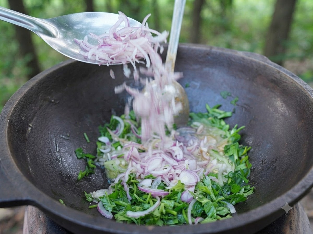 スプーンから、油やハーブ、香味野菜が入った鍋の中に、細かくスライスされた赤玉ねぎが落ちていく様子。