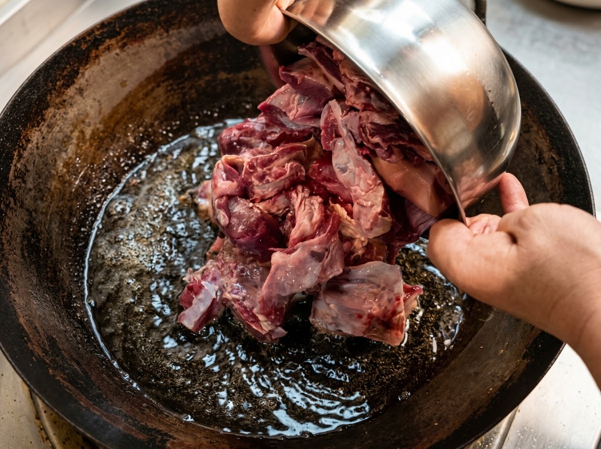 中華鍋の水に大きな牛バラ肉の塊を入れている様子。