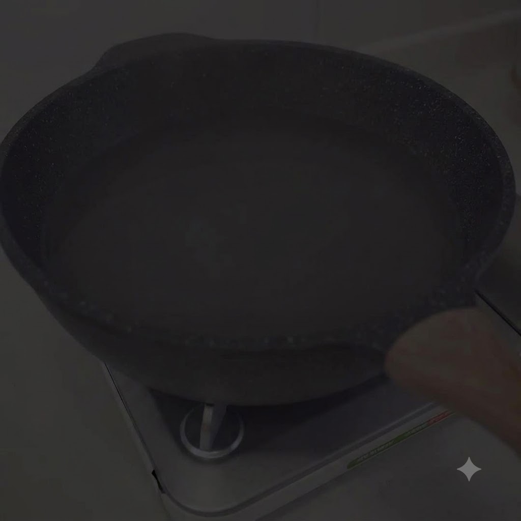 コンロの火にかけられたお湯の入った鍋。