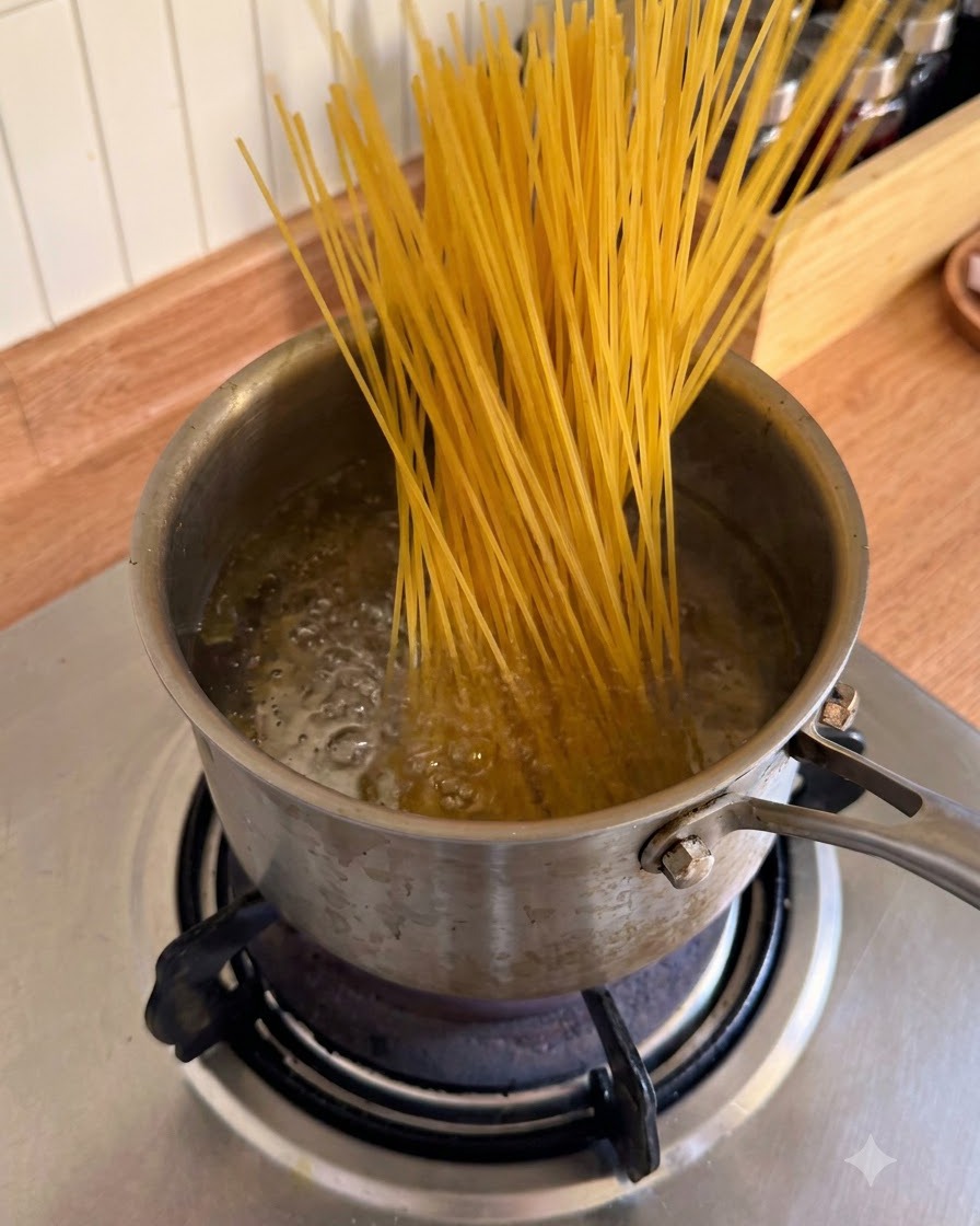 沸騰したお湯の入った鍋に乾燥スパゲッティを入れている様子。
