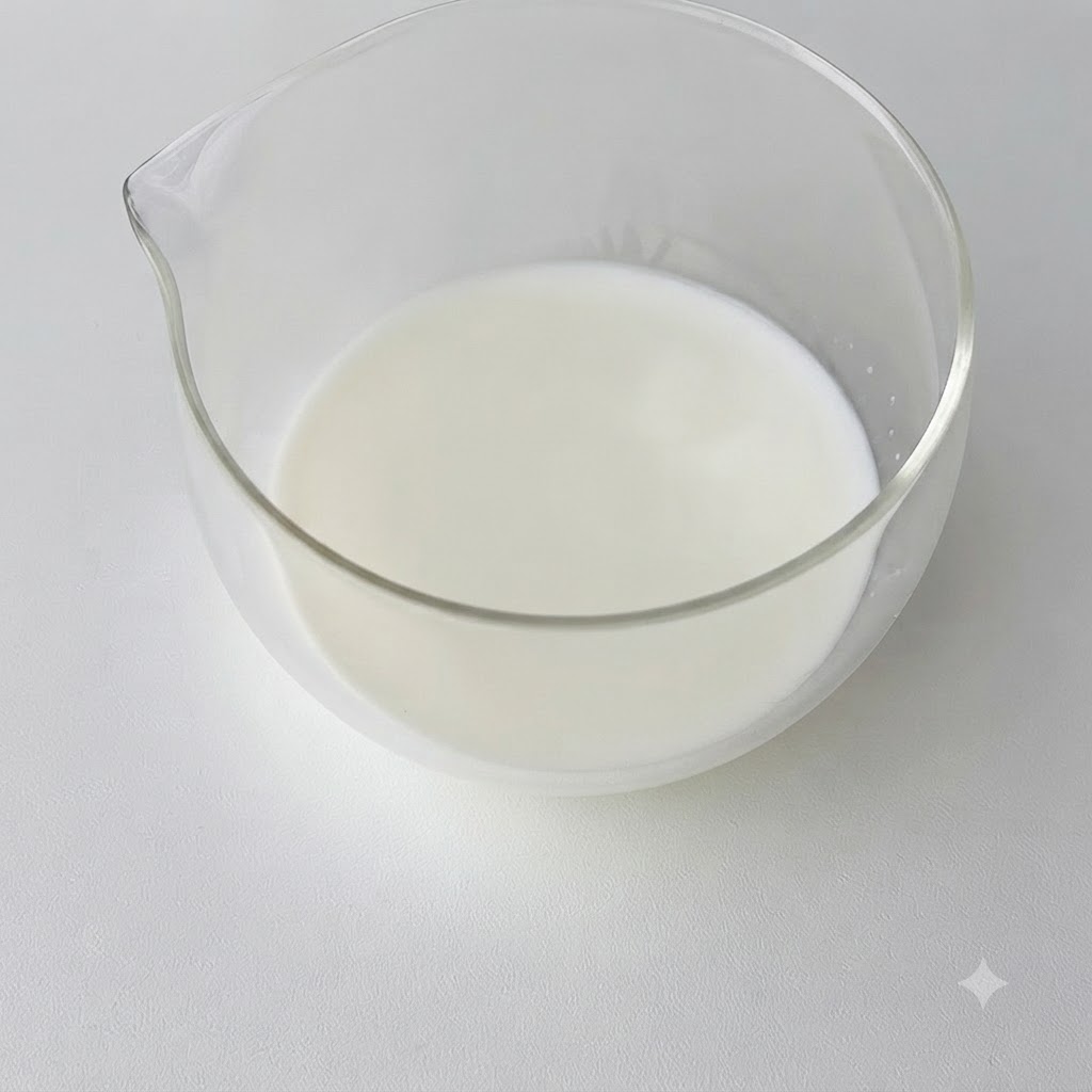 温かい牛乳の入ったボウルの中で溶けていくゼラチン。