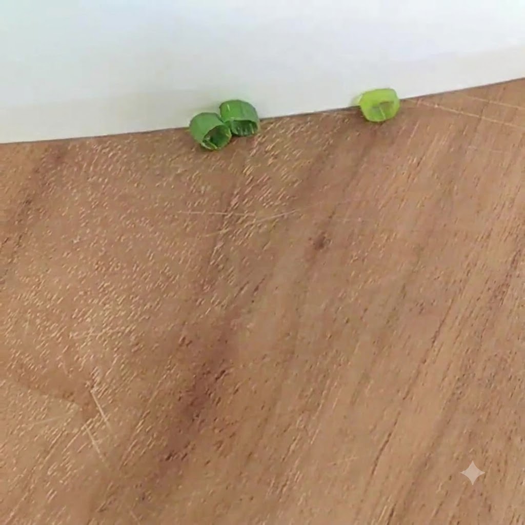 木製のまな板の上にあるスライスされた青ネギ。