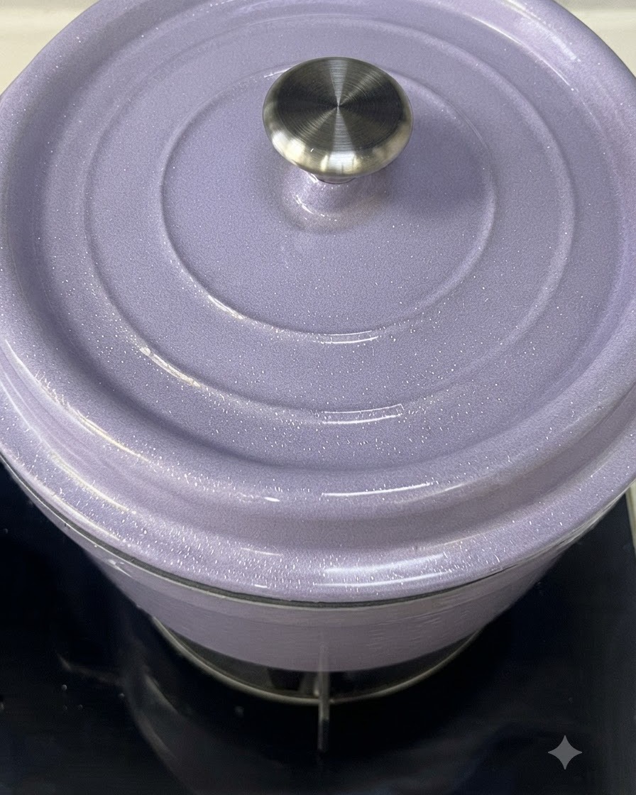 薄紫色のホーロー鋳物鍋に蓋がしっかりと被せられているクローズアップ画像。