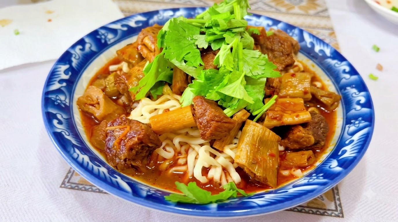 干し筍入り牛肉の赤身煮込み麺