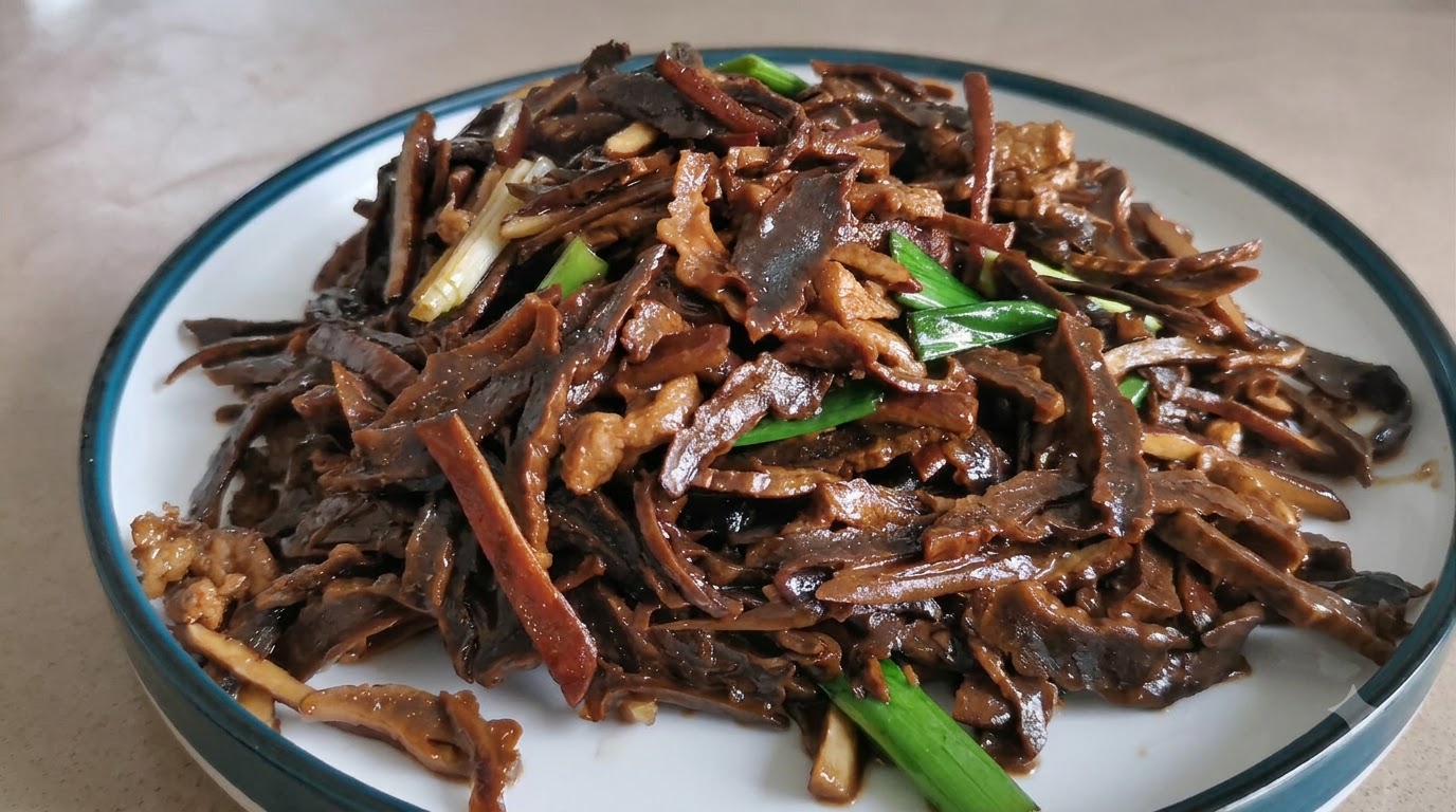 一盘炒得香气扑鼻、搭配鲜绿蒜苗的徽州干笋肉丝