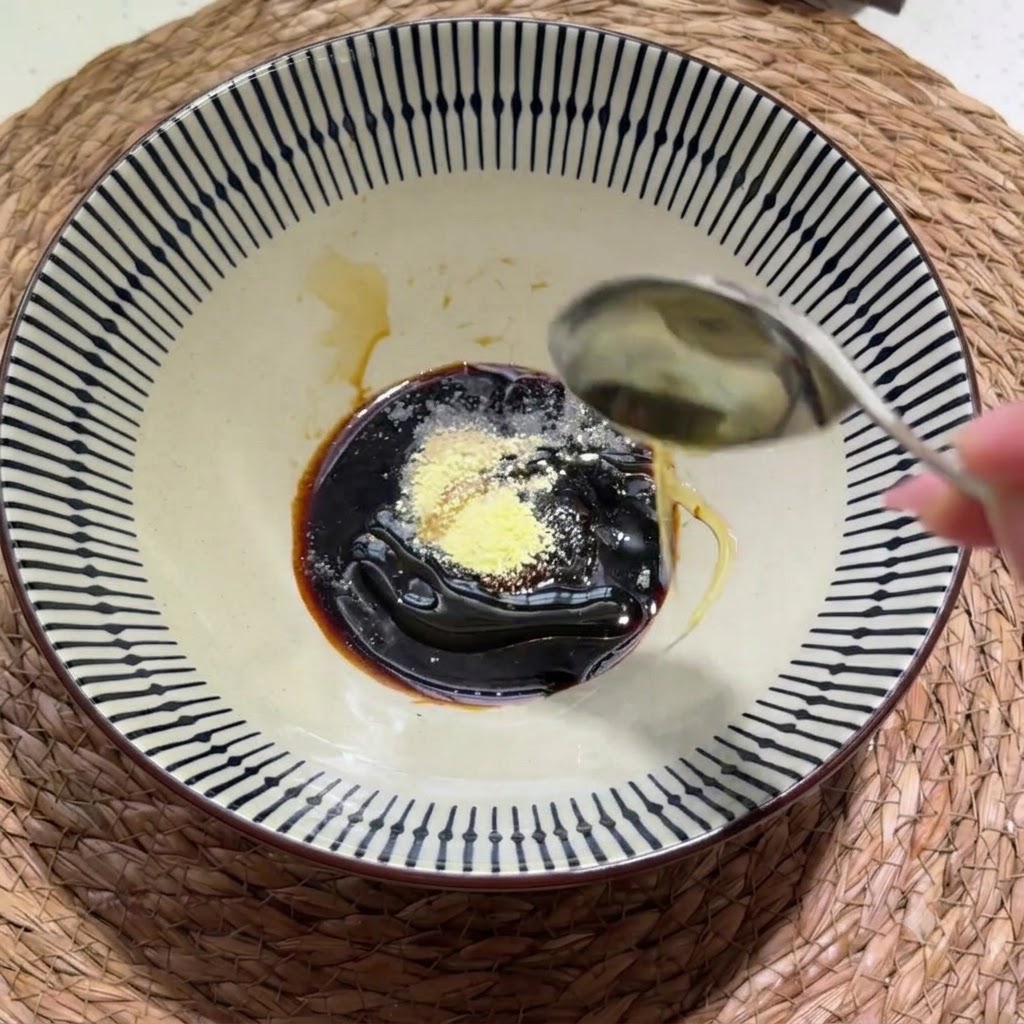 調味料の入ったボウルに、濃厚なごま・ピーナッツペーストとごま油を回し入れているところ。