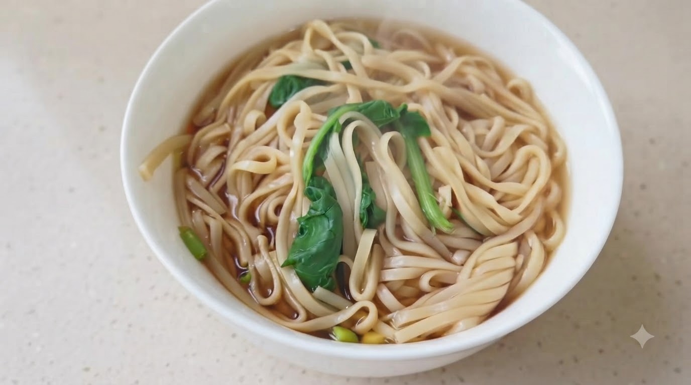 シンプルな青梗菜とネギの醤油麺