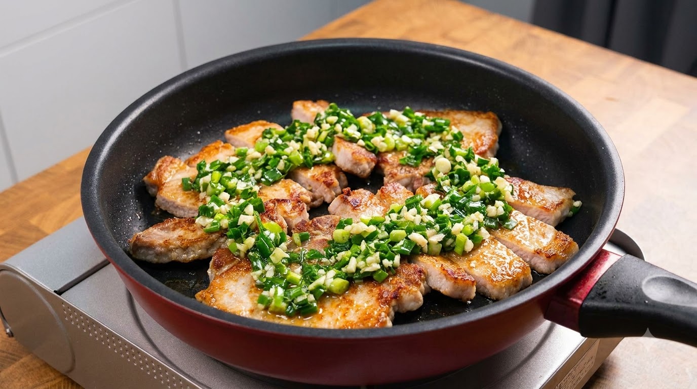 旨味たっぷり塩ねぎの簡単フライパンポークチャップ