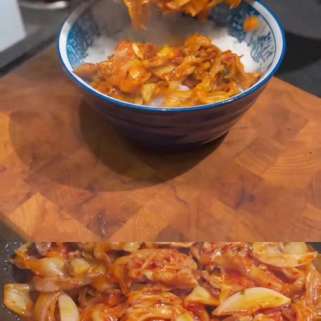 白ご飯が入った青い模様のどんぶりに、フライパンから炒めたキムチ豚肉が盛り付けられている様子。