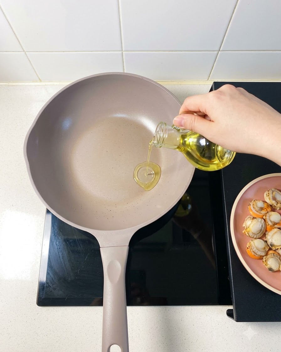 別の調理鍋の中に新鮮な白菜の葉が綺麗に並べられている様子