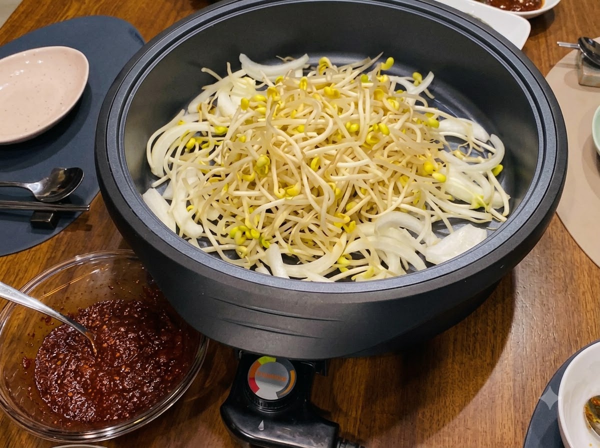 玉ねぎの上に重ねられた、新鮮なきのこの層。