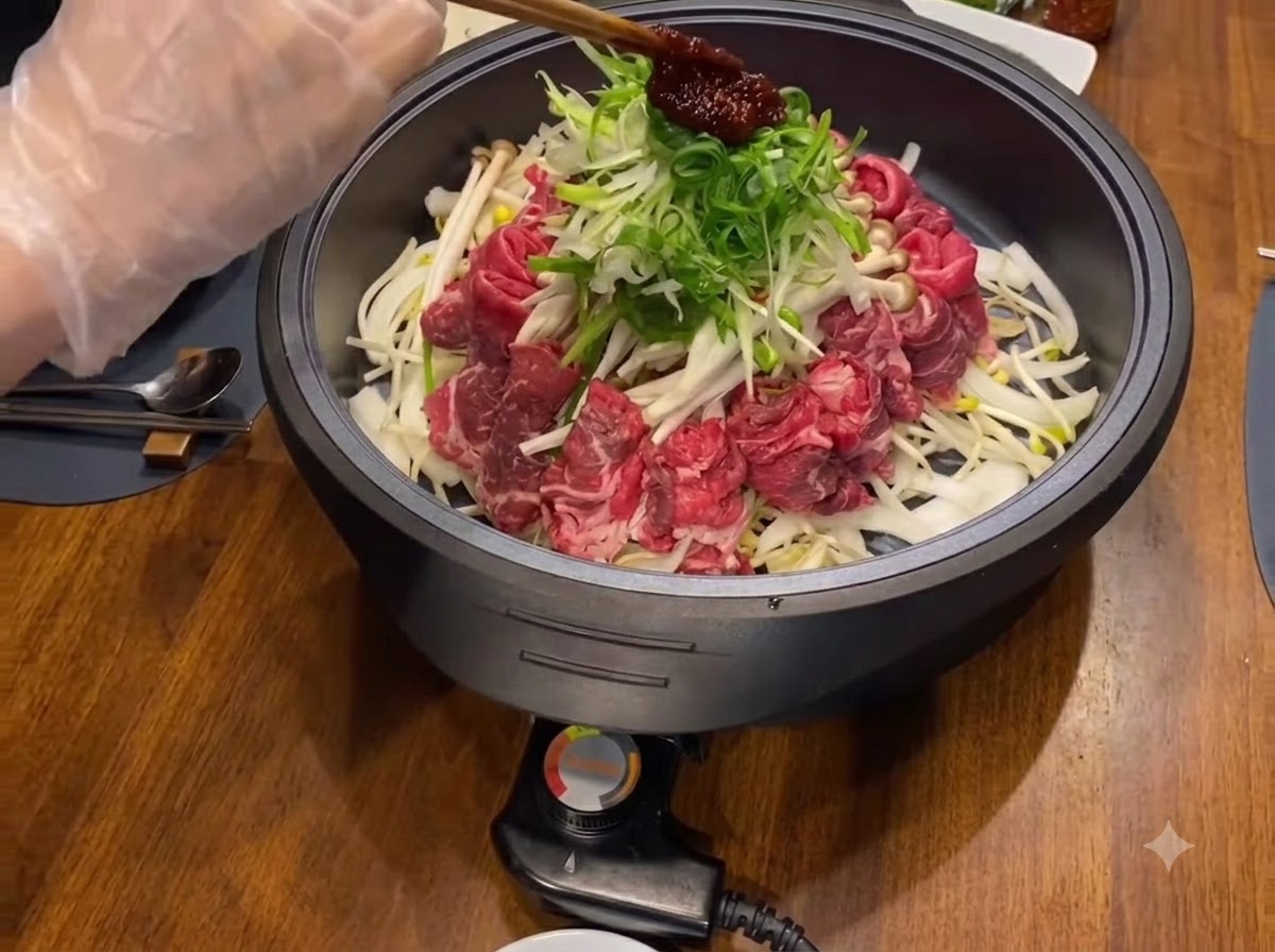 ねぎとお肉の上にのせられた、濃い赤色の特製ダレ。