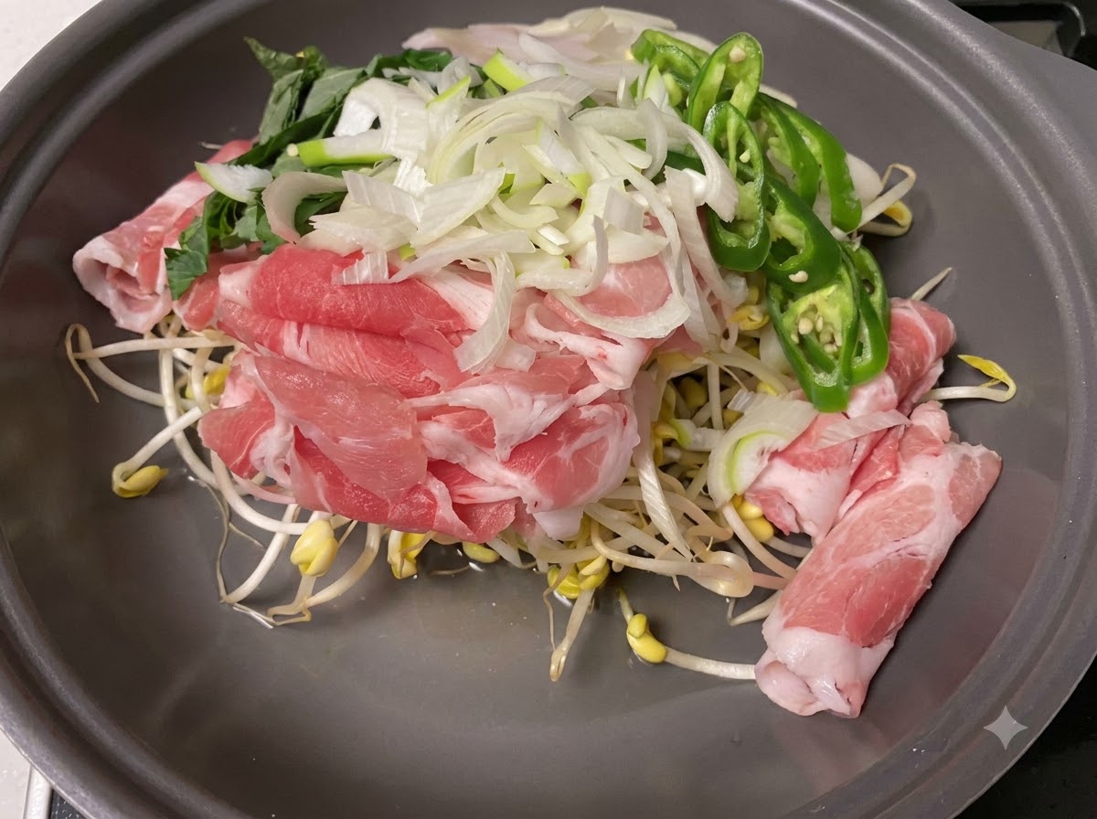 具材の山に加えられるスライスされた長ねぎと青唐辛子。