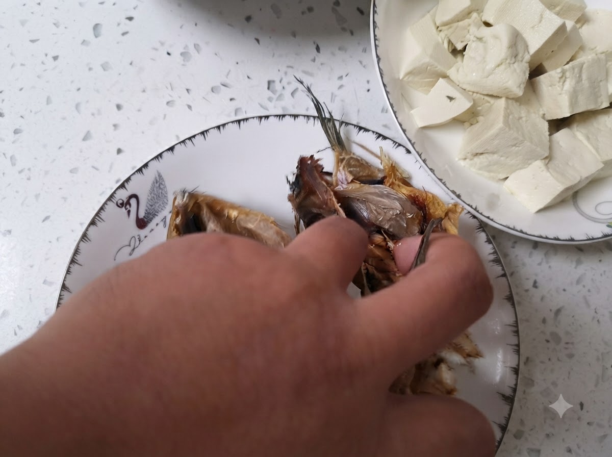 きれいになった干し魚の頭が、きれいな水を入れたボウルの中で洗われている様子。