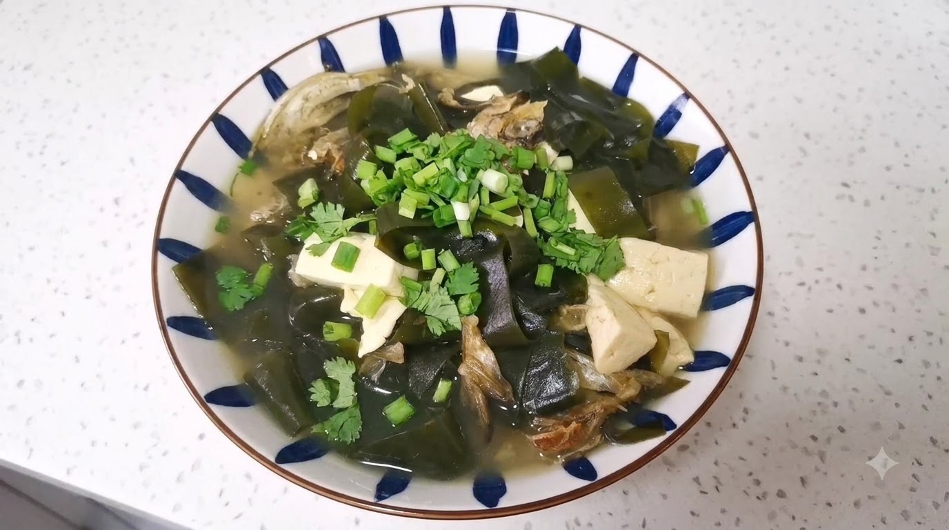干しスケトウダラの頭と豆腐の海藻スープ