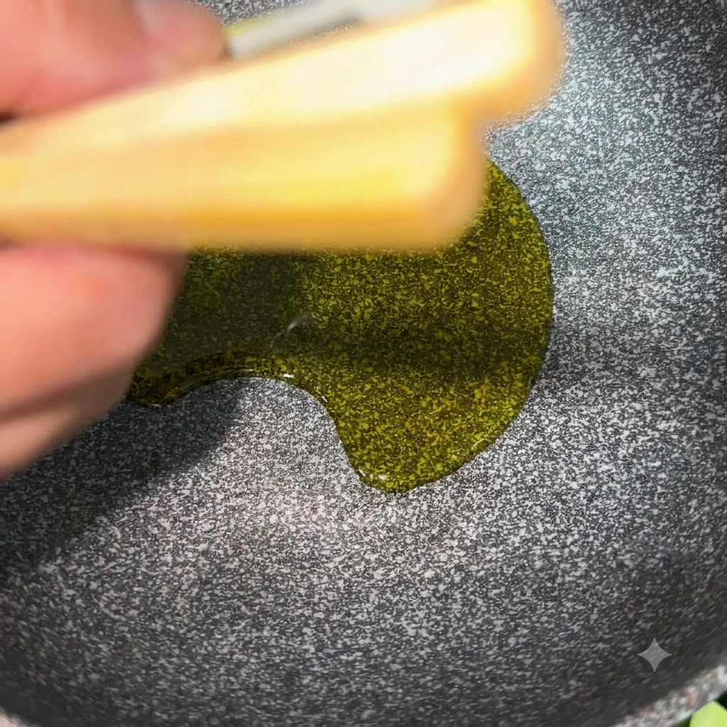 調理用の鍋に大豆油がきらめき、塩と醤油の調味料が見えている状態。