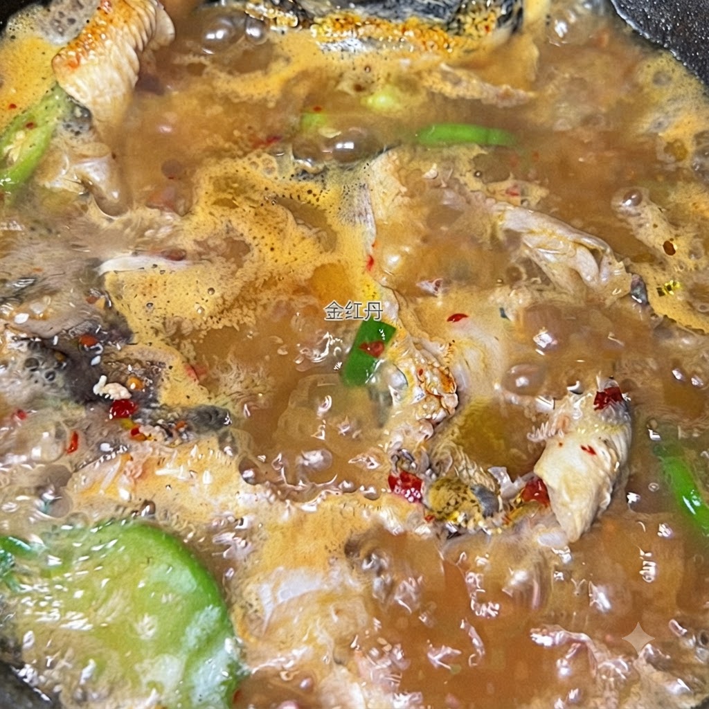 グツグツと煮えた調味されたタラスープの中に春雨が浸されている状態。
