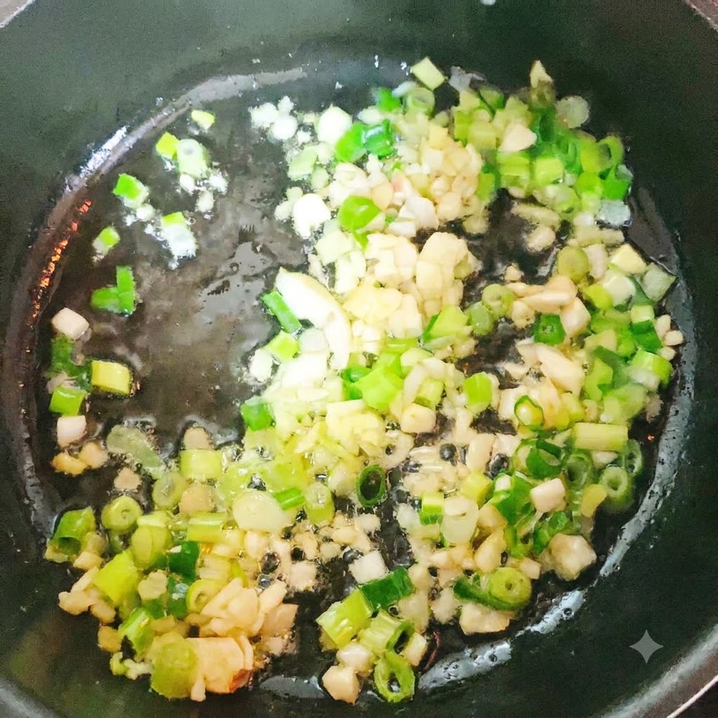 明太鱼头和鱼尾与香料一起在锅中煎制。