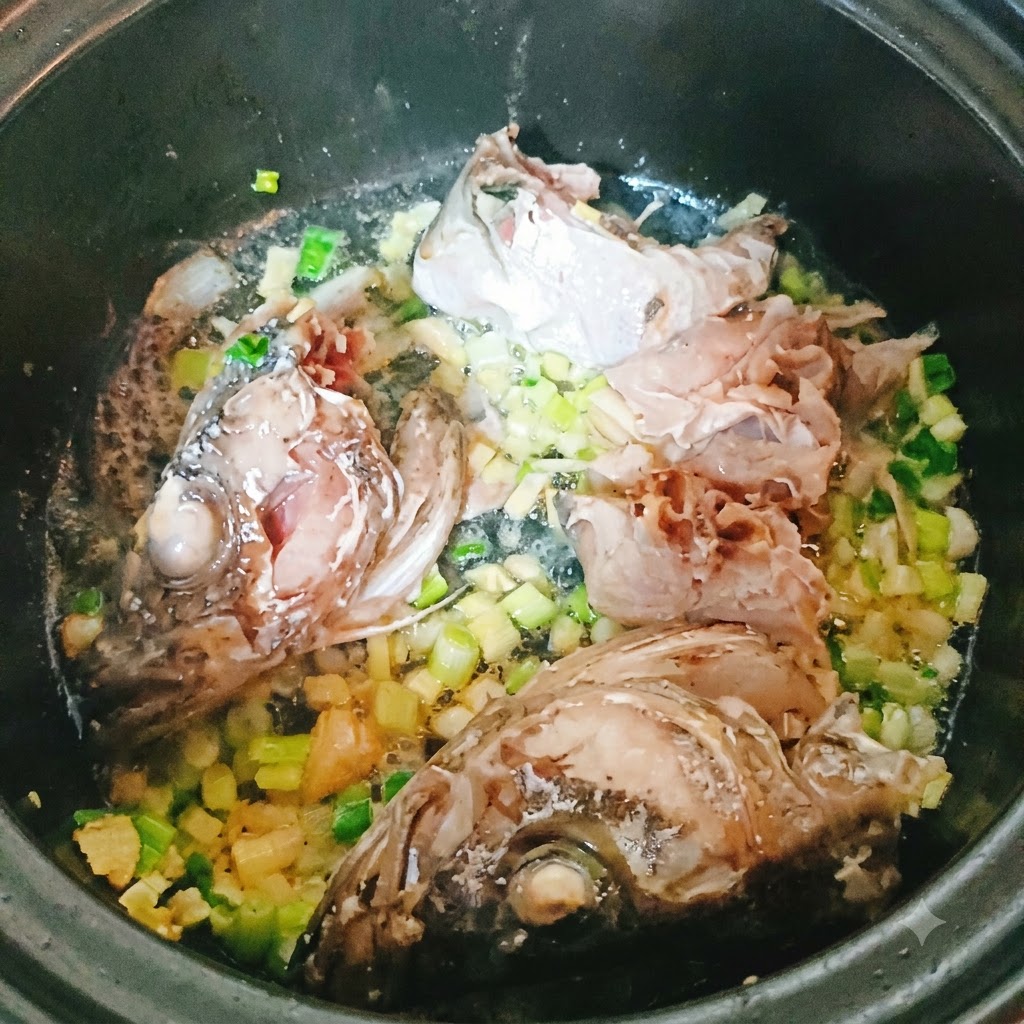 明太鱼块和鱼头与切好的香料一起在锅中煎炸。